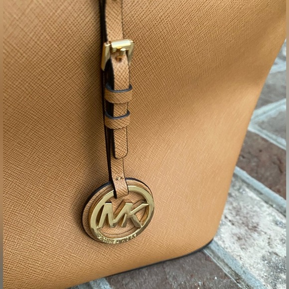 Michael Kors Jet Set Medium Travel Saffiano Leather Tote - Acorn like new - Picture 3 of 11